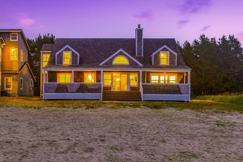 A cozy coastal retreat just steps from the ocean, perfect for sunset views and relaxed beachside living