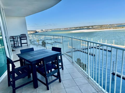 Seating for six for dining!