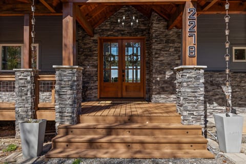 Luxury Chalet 4BR/5BA, movie rm, game rm, hot tub, amazing views in Murphy Chalet in Tennessee