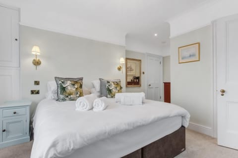 Aqua Room Super King Bed With Luxury Hampton And Astley Linen