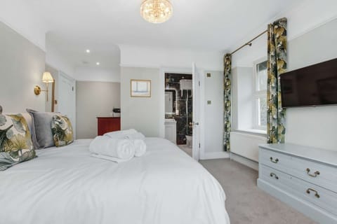 Aqua Super King Leading To En Suite