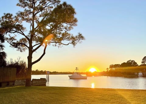 Water Views - Gas Grill - Fishing - Unforgettable sunsets over the bay – nature's perfect show!