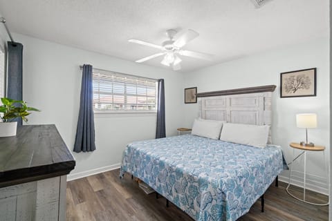 Master Bedroom - King Bed - Linens Provided
