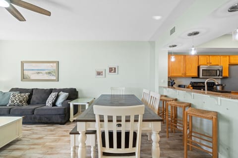 Dining Area - Table seats 6 - additional seating at kitchen counter