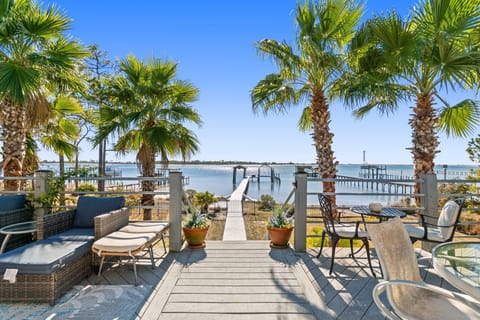 Large Deck - Bay Views - Pier For Fishing - Outdoor Furniture - Fenced In Yard - Fireplace On Deck