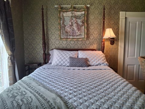 The Tabby Room at The Painted Cat B&B - Just a short walk to Main Street! Bed and Breakfast in Galena
