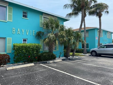 Bayview Terrace #33~Beach, Bay, Pool & BBQ Apartment in Bradenton Beach