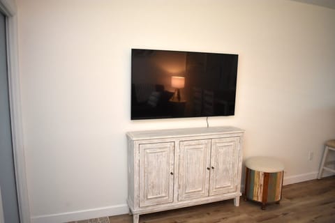 Bayview Terrace #33~Beach, Bay, Pool & BBQ Apartment in Bradenton Beach