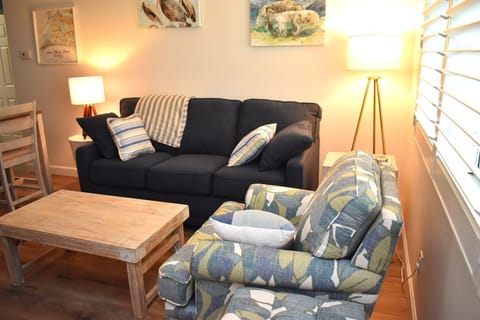 Bayview Terrace #33~Beach, Bay, Pool & BBQ Apartment in Bradenton Beach