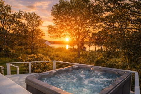 Hot tub with waterviews!