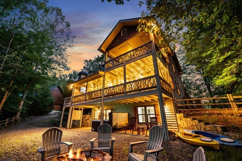 Make family memories at Paradise Peak — soak, roast, and relax with stunning mountain views.