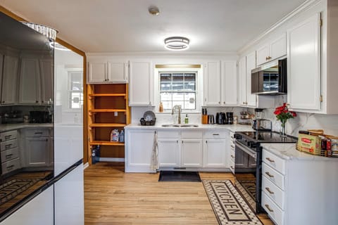 Kitchen | Cooking Basics | Stove/Oven | 1st Floor