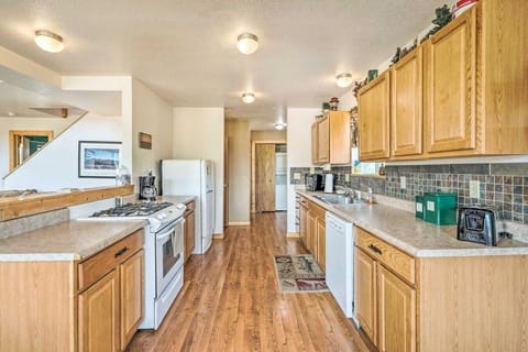 Full Kitchen | Long Countertops | Easy Cook & Entertain Layout