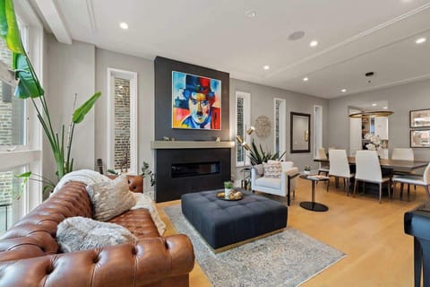 Spacious main living space connects seating & dining areas for easy group hangouts.