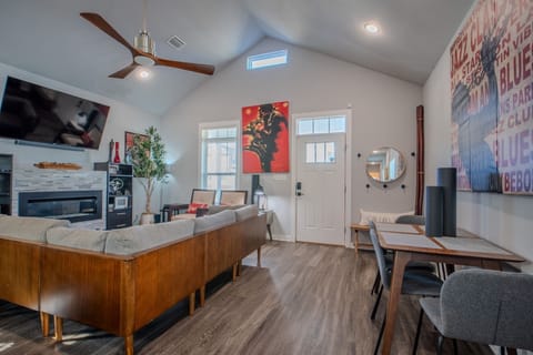 New Listing- The Jazzy Junction- Open for the SBC Tournament Pensacola! House in Pensacola