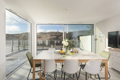 Dining table seating eight with balcony access and river views - Redshank