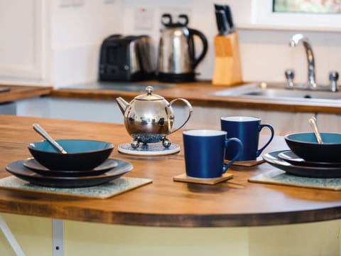 Tableware, Serveware, Cup, Drinkware, Coffee Cup, Dishware, Teapot, Porcelain, Teacup, Cup