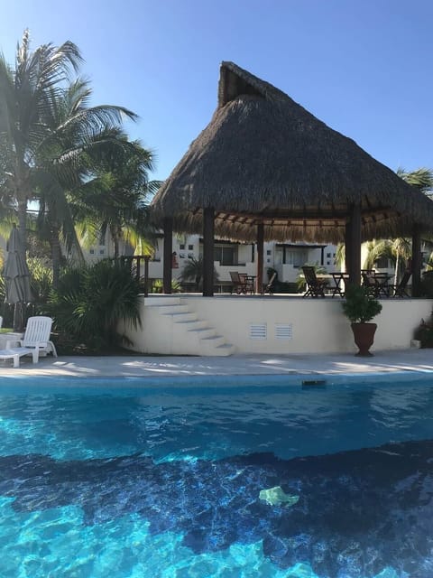 Área en la alberca 2 para tomar bebidas y alimentos