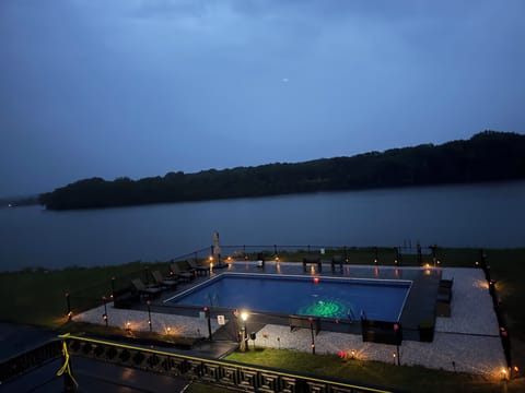 Saratoga 310 feet water views, in-ground pool, 8 beds, new furniture, 2 new BBQs
