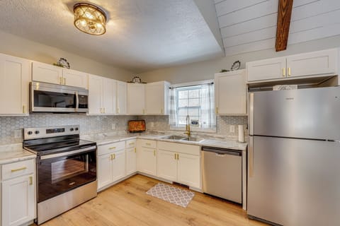 Kitchen | Main Level