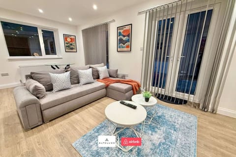 Available Now|Luxury|Contractors|Families|Groups House in Bristol