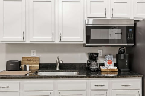 Kitchenette: Start your day with fresh coffee in this modern kitchenette before heading out to Churchill Downs or Louisville’s best eateries nearby.