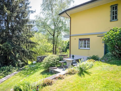 Shrub, House, Home, Residential Area, Cottage, Roof, Garden, Groundcover, Estate, Lawn