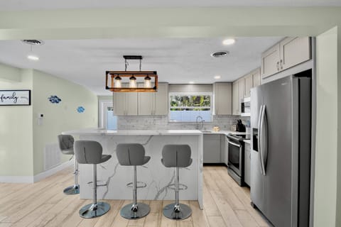 Fully equipped kitchen with breakfast bar