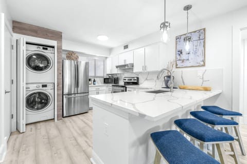 Plenty of seating at the breakfast bar makes this kitchen perfect for families, friends, and relaxed entertaining.