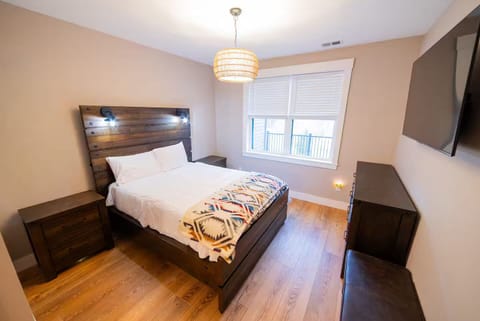 Hot tub Sauna  3k sqft 100 inch TV Massage Chair House in Killington