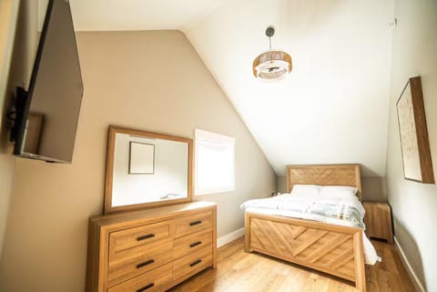 Hot tub Sauna  3k sqft 100 inch TV Massage Chair House in Killington