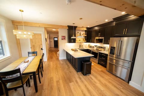 Hot tub Sauna  3k sqft 100 inch TV Massage Chair House in Killington