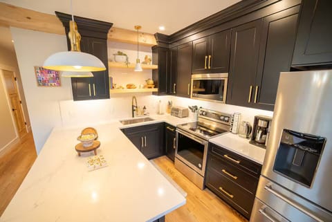 Hot tub Sauna  3k sqft 100 inch TV Massage Chair House in Killington