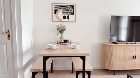 Modern 2-Bed Flat with Flexible Beds Apartment in Warrington