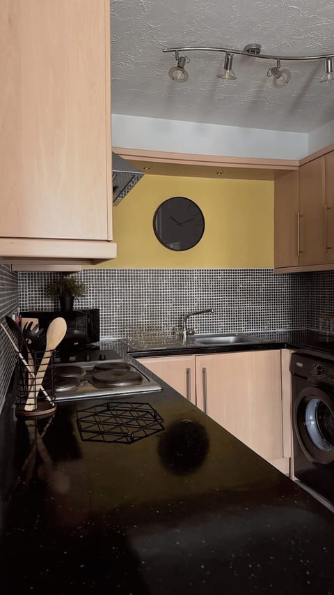 Modern 2-Bed Flat with Flexible Beds Apartment in Warrington