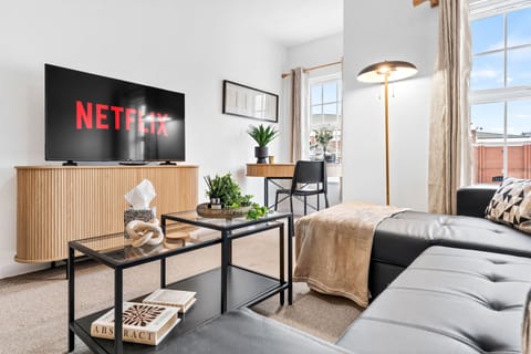 Modern 2-Bed Flat with Flexible Beds Apartment in Warrington