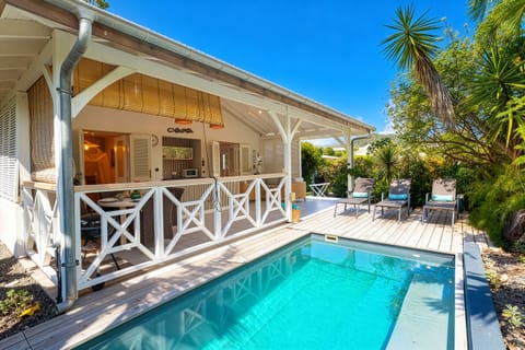 Shaded terrace with dining area opening onto a private turquoise pool, to live at the rhythm of Martinique.