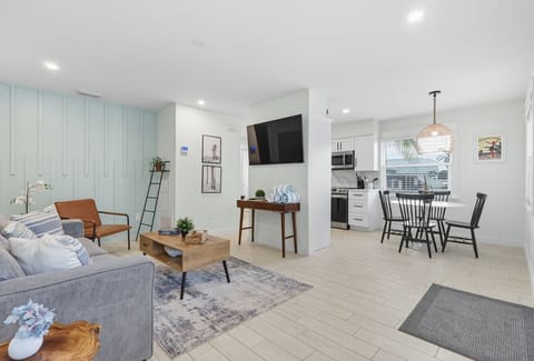 Spacious, bright living space w/sleeper sofa in front unit