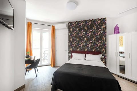 Bedroom with full bathroom "en suite"