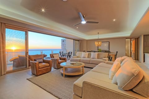 Spacious and elegant grand room.  10' ceilings with fully open deck access.  Stunning views of the Sea of Cortez