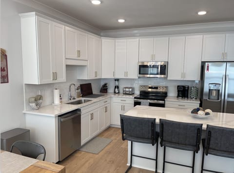 Full kitchen, complete with appliances and coffee!