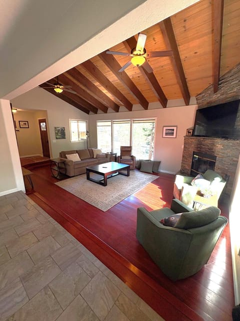 Spacious living space with fireplace - perfect after a Heavenly day.