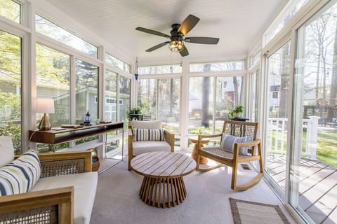 Bright and modern outdoor living / dining 