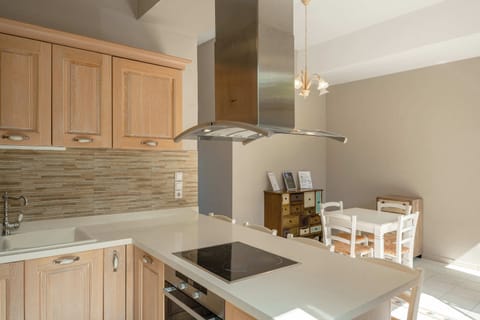 A breakfast counter and dining table for 4 are also available in the kitchen