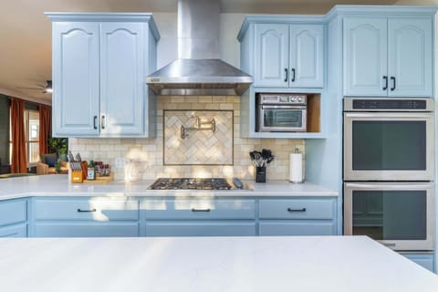 From quick snacks to gourmet dinners, this kitchen has all the tools for your culinary adventures. Pro tip: great food tastes even better with a side of vacation vibes.