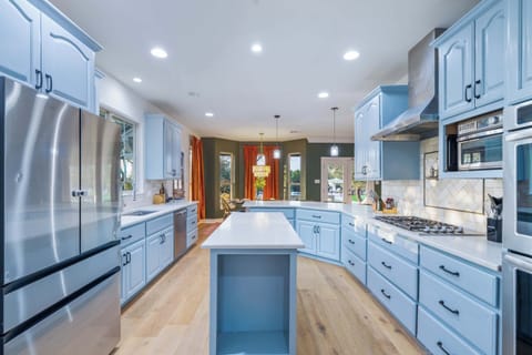 Fully stocked, stylish, and ready for your inner chef. Whether it’s pancakes at sunrise or pasta at sunset, this kitchen makes every meal feel like a mini celebration.