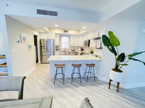 Chefs kitchen with breakfast bar