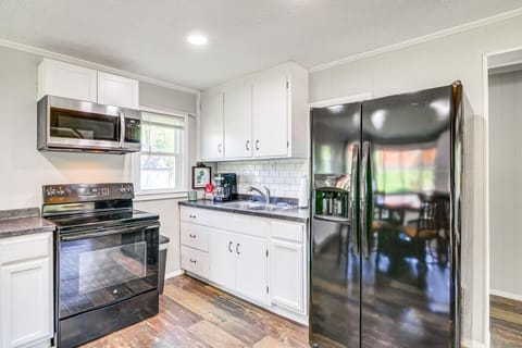 Kitchen | Gas Range | Cabinet Storage