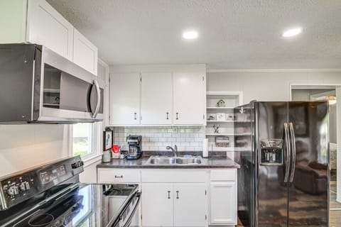 Kitchen | Gas Range | Cabinet Storage