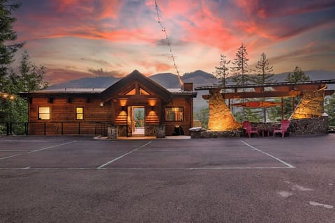 Welcome to your own private peaceful retreat on Lake Cushman, near the Olympics!